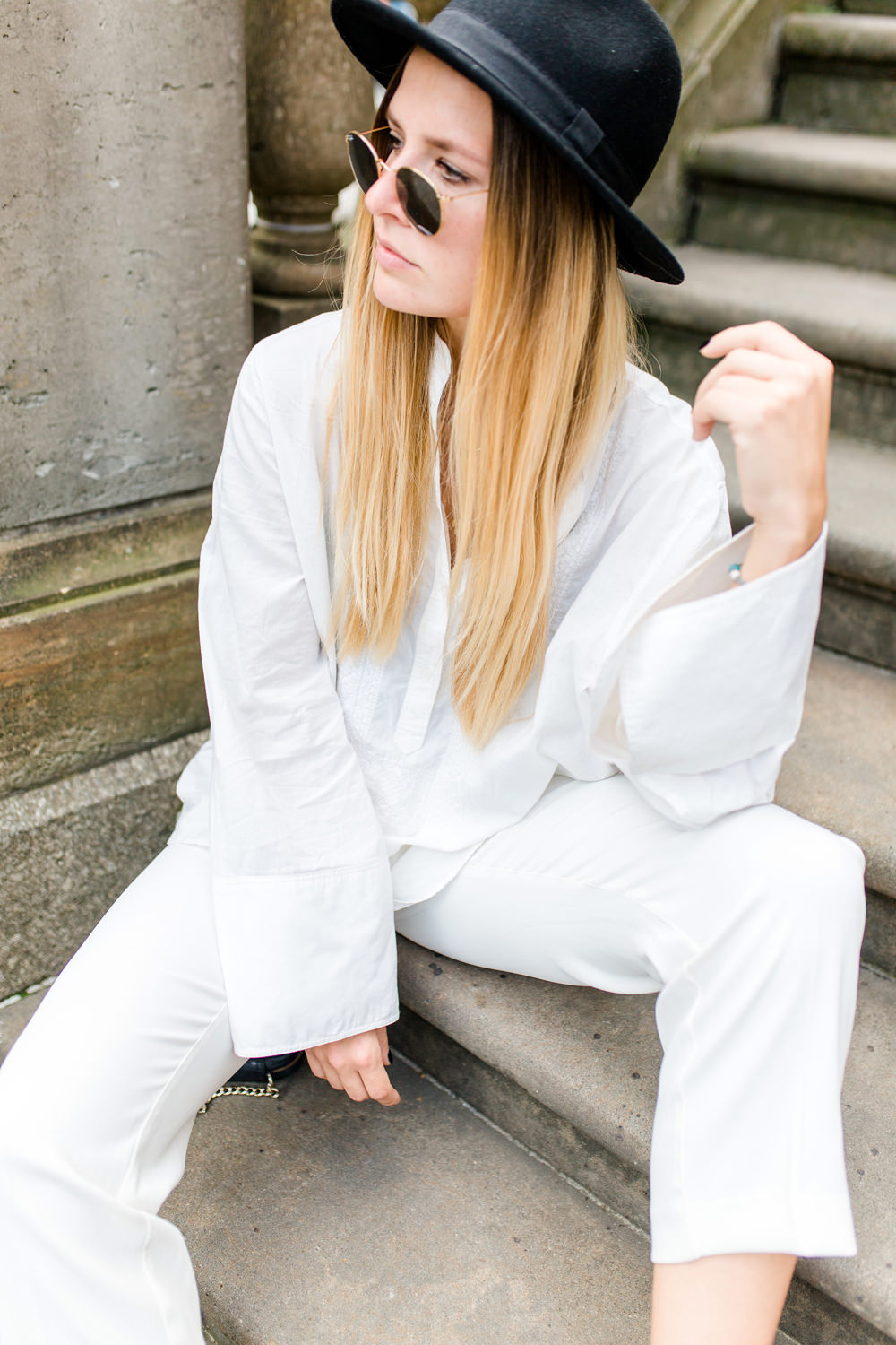 extraschoen_blog_outfit_all_white_stairs_details_profil_mini